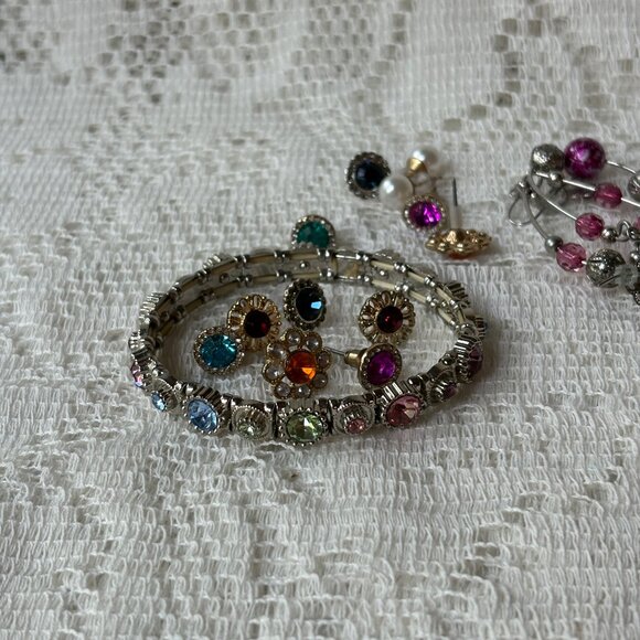 Multicolored pastel colored rhinestone bracelet with 7 pr post earrings. - Picture 1 of 15